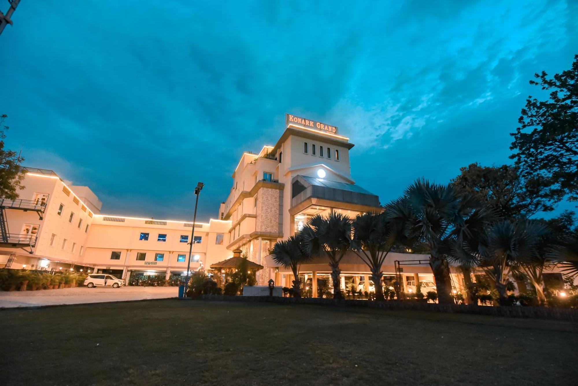 Konark Grand Hotel Mirzāpur Exterior foto
