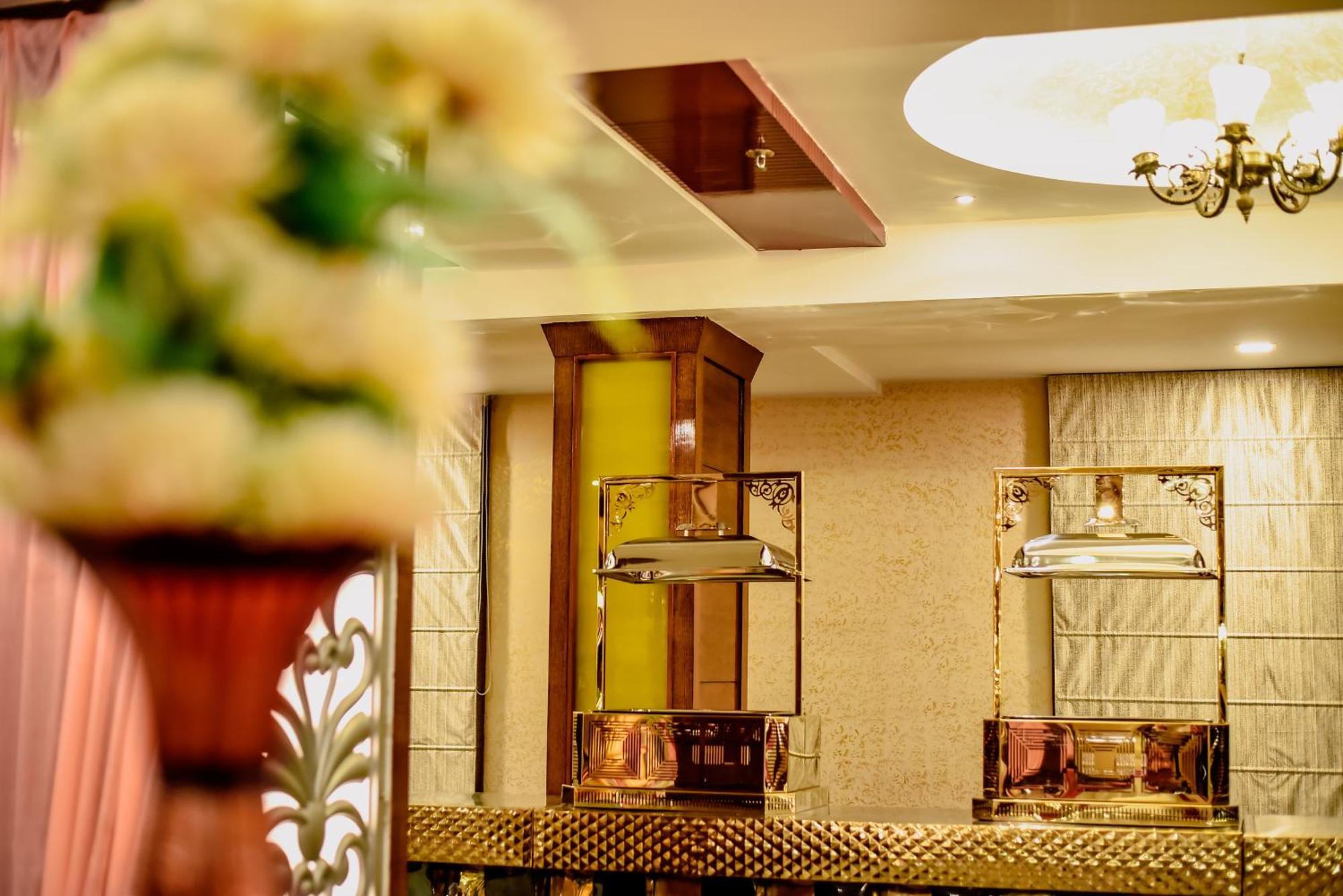 Konark Grand Hotel Mirzāpur Exterior foto